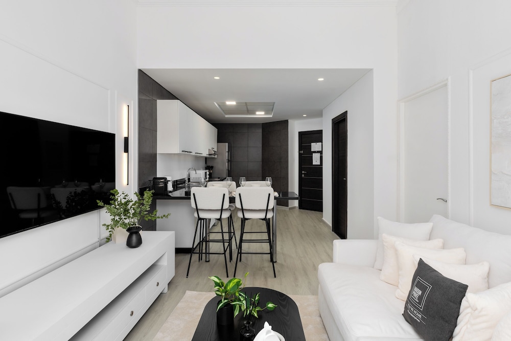 Maison Privee - Sleek Stay in Dubai Marina’s Famous Twisting Tower