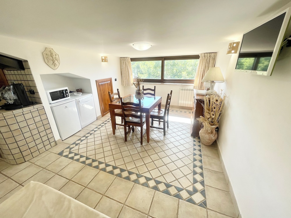 Charming Villa in Umbria - Sleeps 16 - Lake View - Pool, Jacuzzi and Events Room