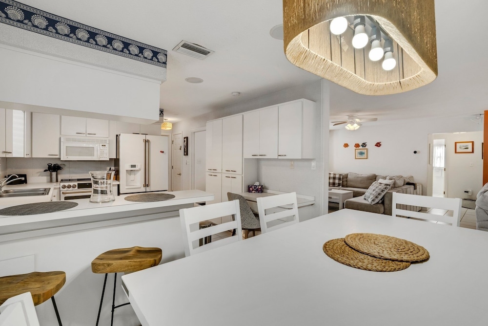 Welcome To Paradise - A Weekly Beach Rental 3 Bedroom Home by RedAwning - Image 2