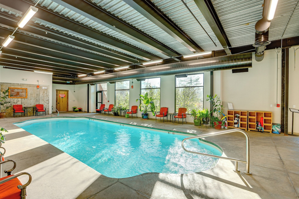 10 Mi to Skiing: Durango Condo w/ Golf Course View