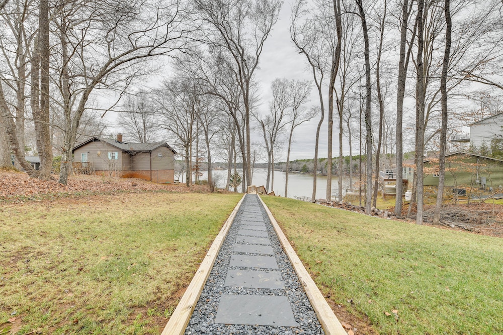 Lakefront Retreat w/ Dock, Patio & Grill in Bracey