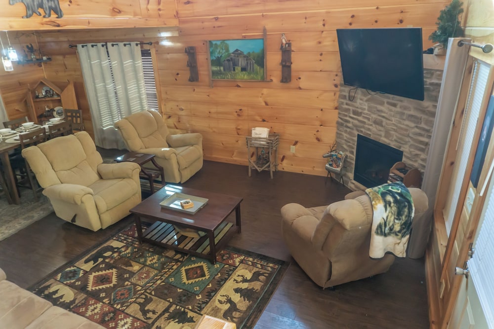 2 BR Pigeon Forge Home w/ Porch & Hot Tub