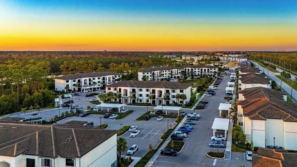 Modern 2BR Fort Myers Condo Pool, BBQ & Near Beaches