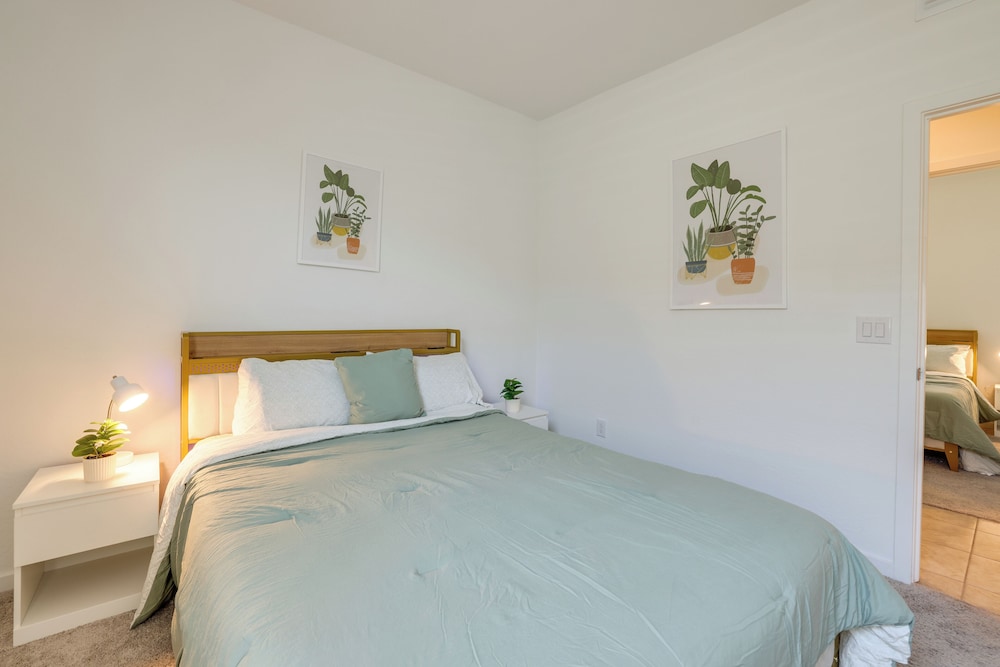 10 Mi to Downtown: Suburban Phoenix Home
