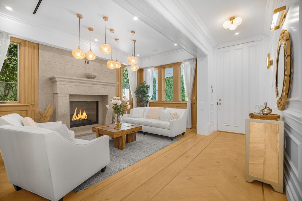Spaulding Ave Farmhouse - Bespoke LA Home w/ Pool & Home Theater