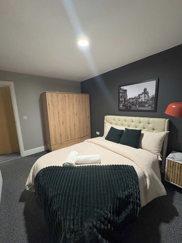 Modern 2 Bedroom City Oasis in Manchester
