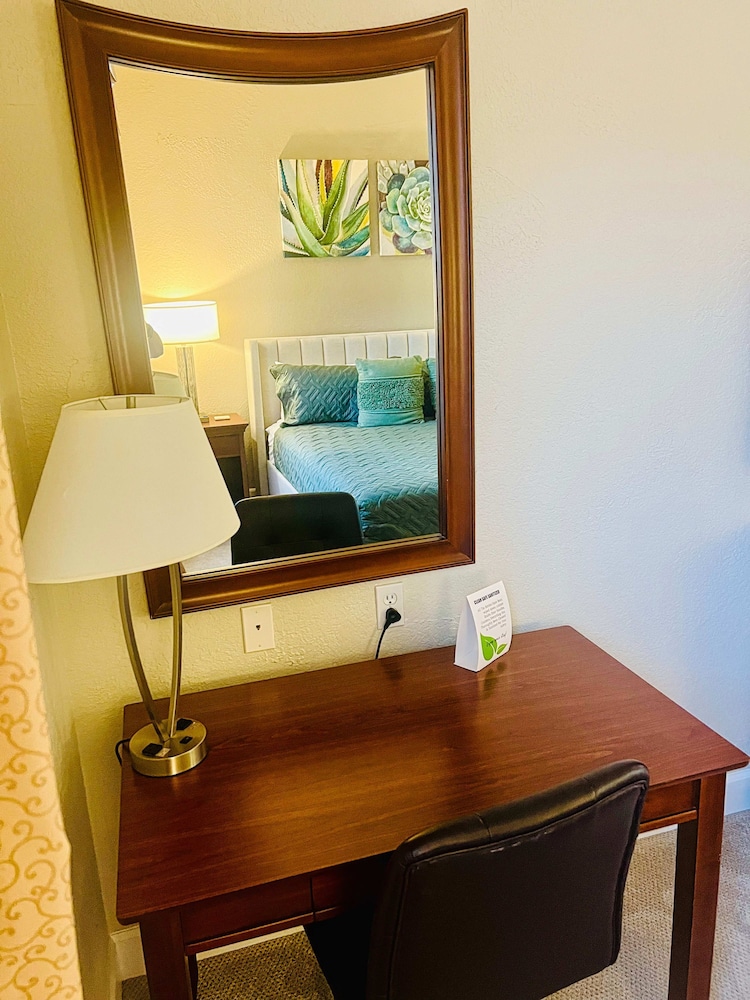 Downtown La Quinta Charmer- Walk to Dining Shops