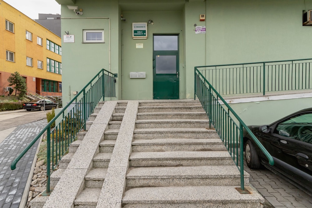 Modern 1 Bedroom Apartment by Renters view 2