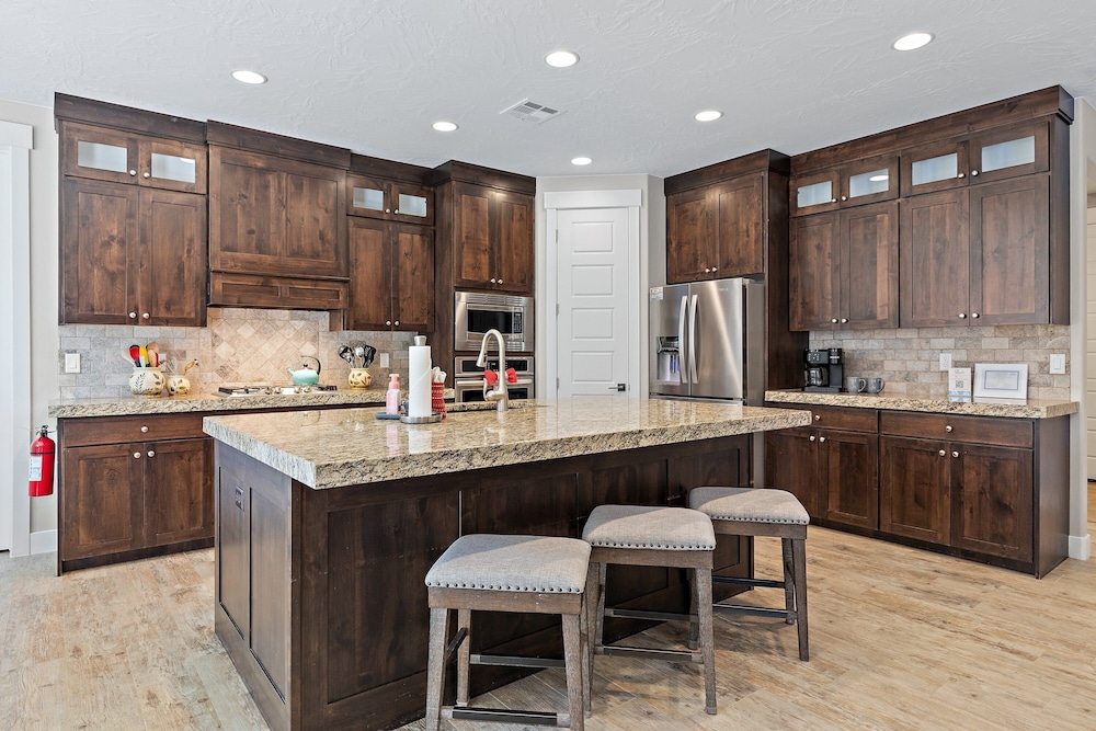 Hurricane Falls Pool, Hot Tub Plus Dog Friendly! 4 Bedroom Home
