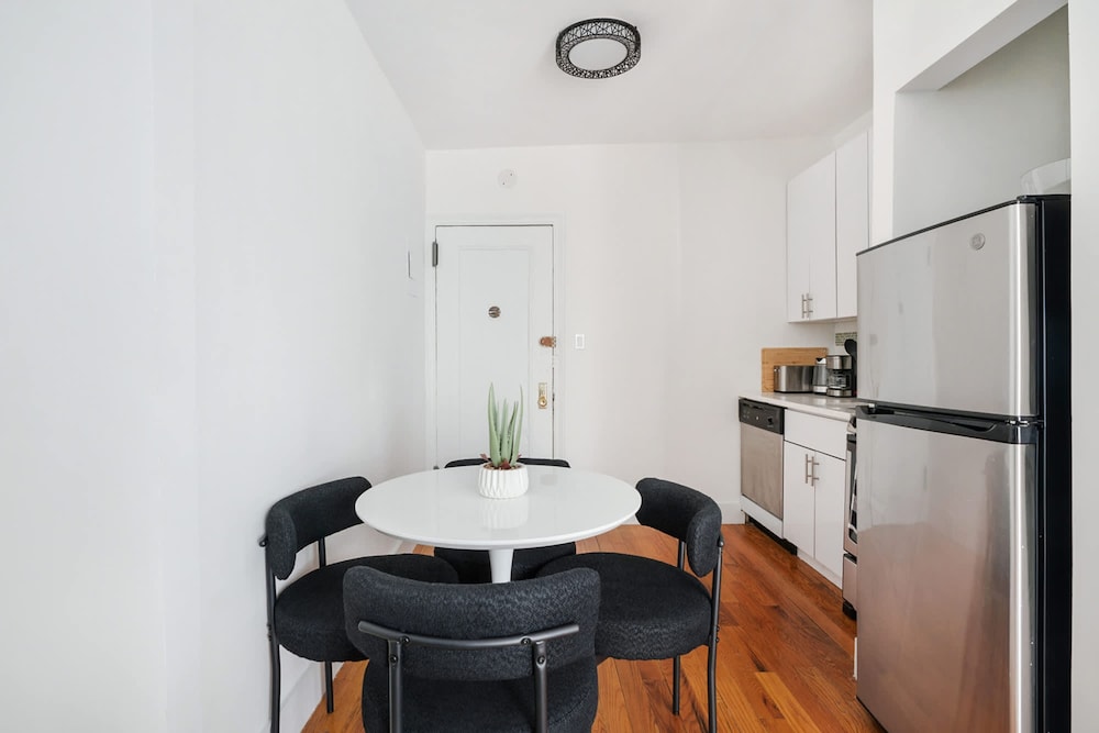 444-4e Contemporary 2BR in Hell s Kitchen