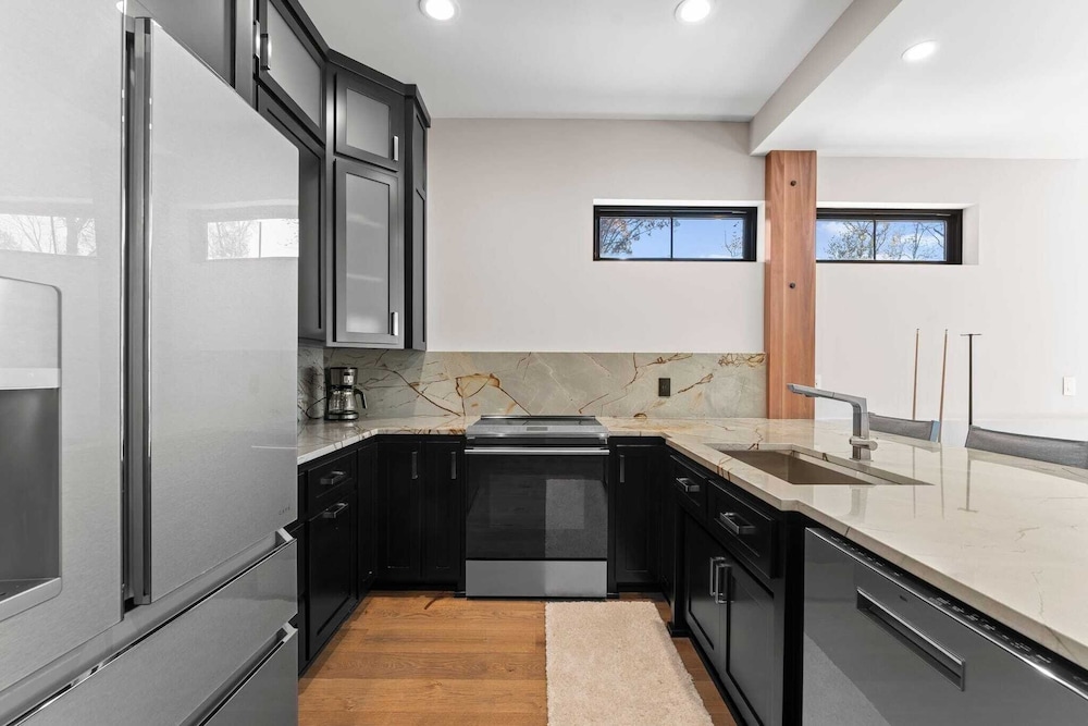 The Grand on Greenbay-7 Bedrooms Sleeps 21 Modern new Build