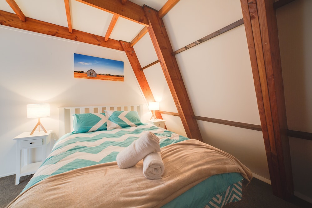 Awesome 3 bed Rotorua Lake House view 5