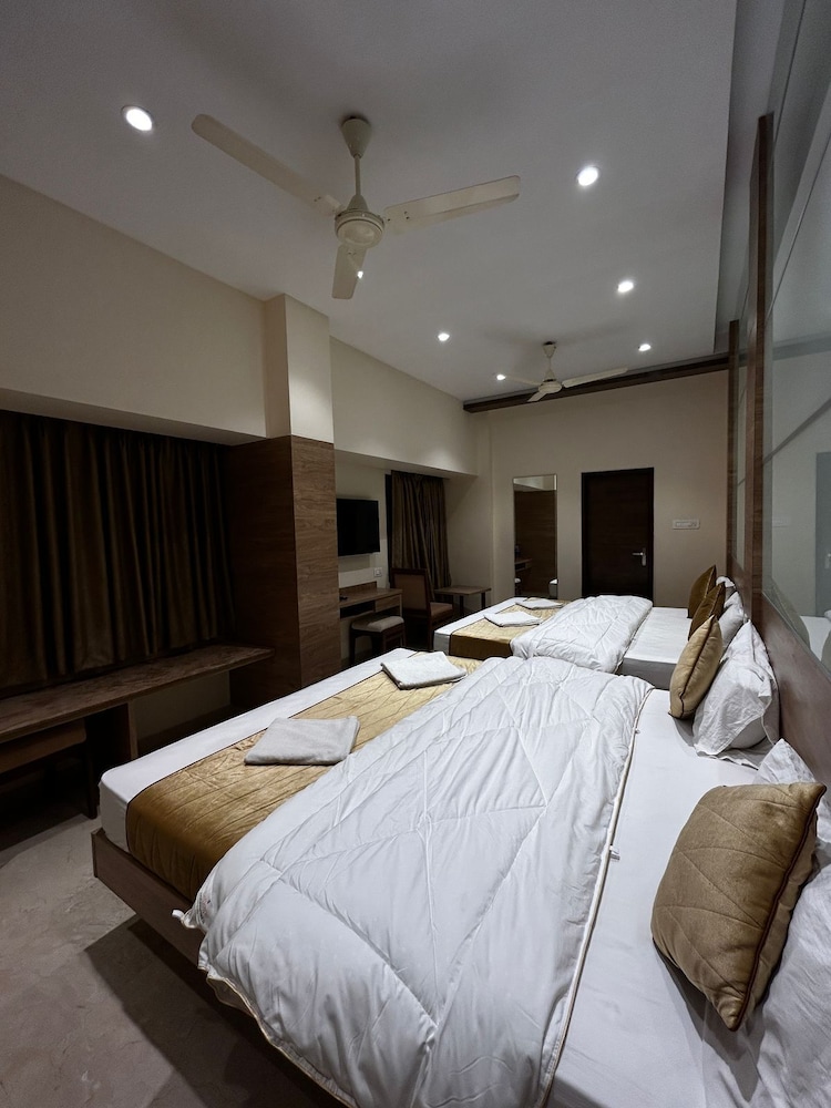 The Paradise Hotel - Luxury Stay