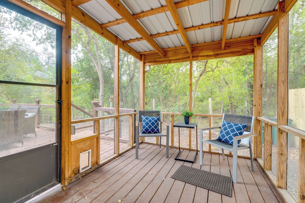 Walk to UT Austin! Charming Duplex w/ Game Room