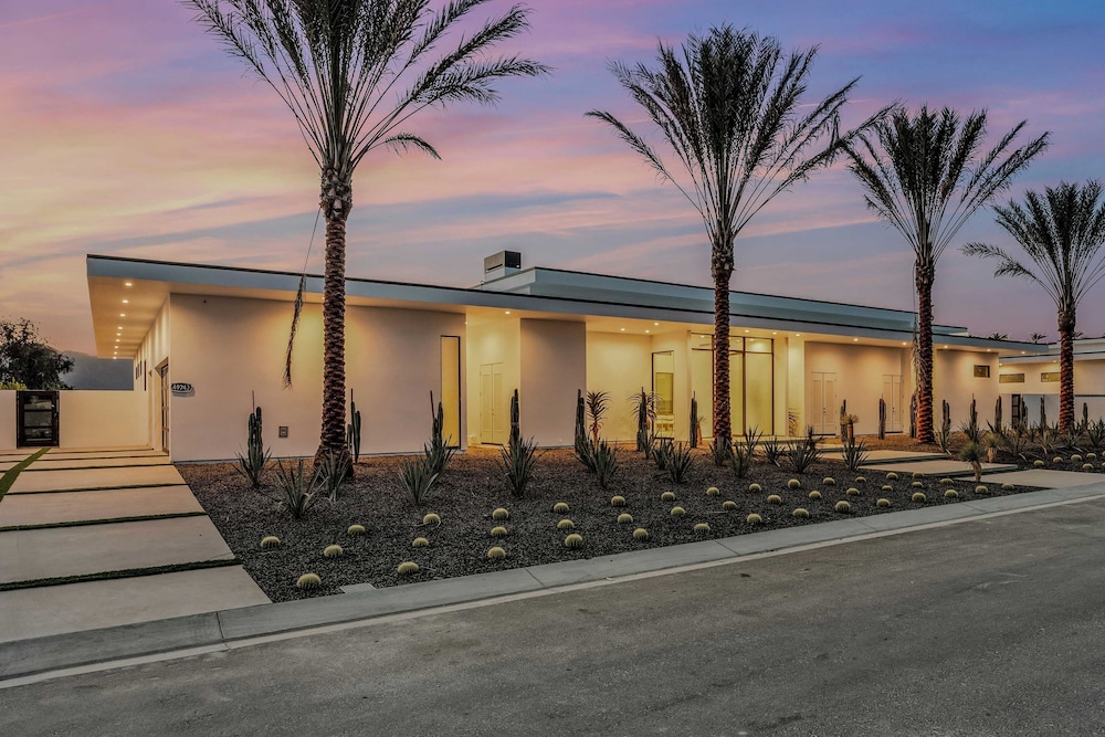 Sleeps 31 2 Luxury Villas w/ Pool + Spa, Putting Green Bravo by Avantstay