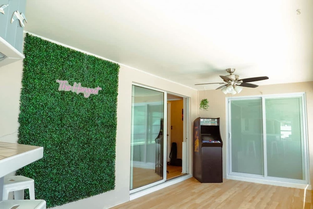 Four Bed Home With Pool Game Room Bar Near Beach