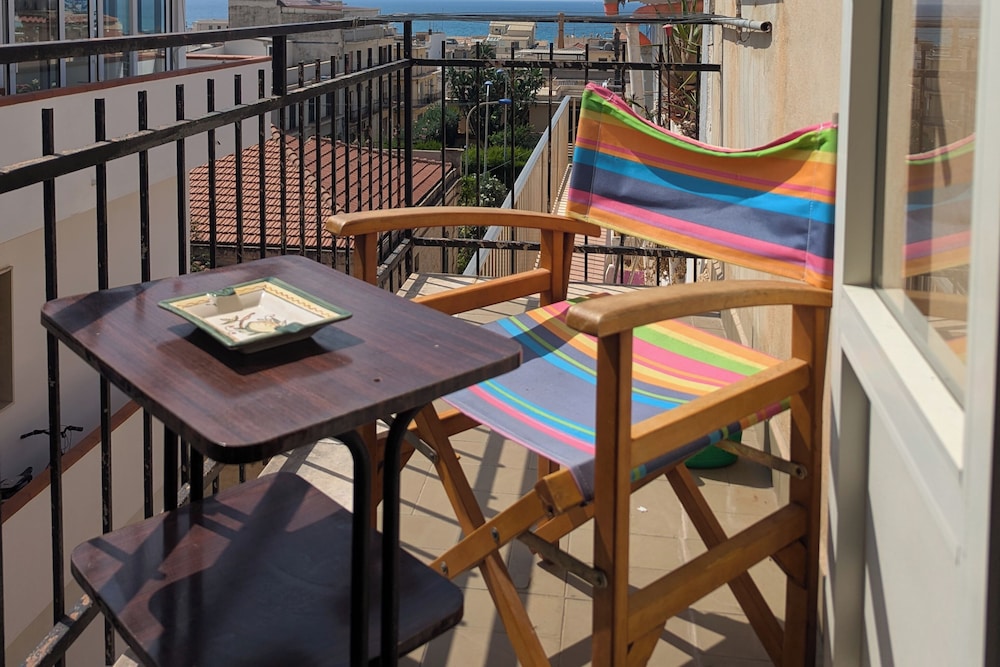 Sicilian Apt in Donnalucata-sleeps 4- 2 Min Beach