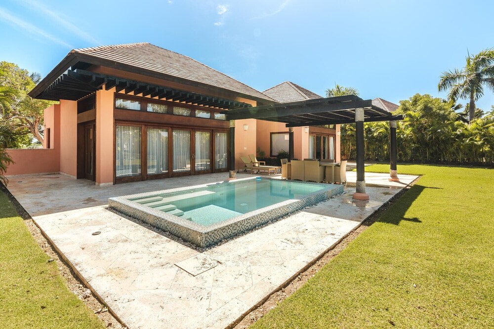 Warm 2BR Bungalow w Pool Backyard in Cap Cana