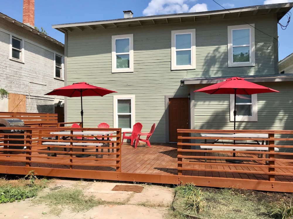 Huge Remodeled 5BR 4BA House Sleeps 20 Downtown view 5