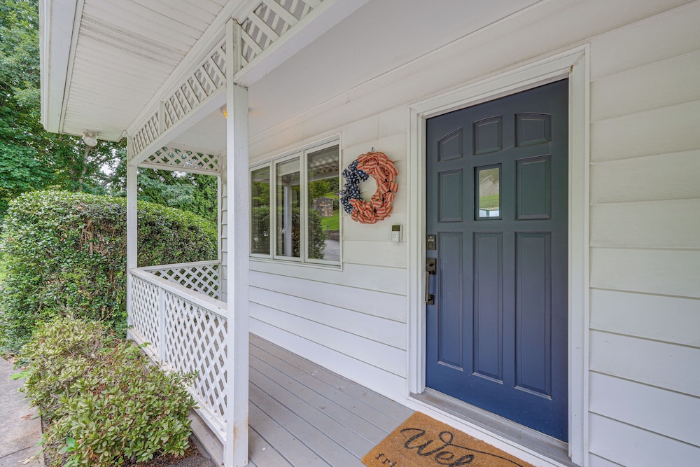 < 1 Mi to Lake Chatuge: Home w/ Mtn & Water Views!