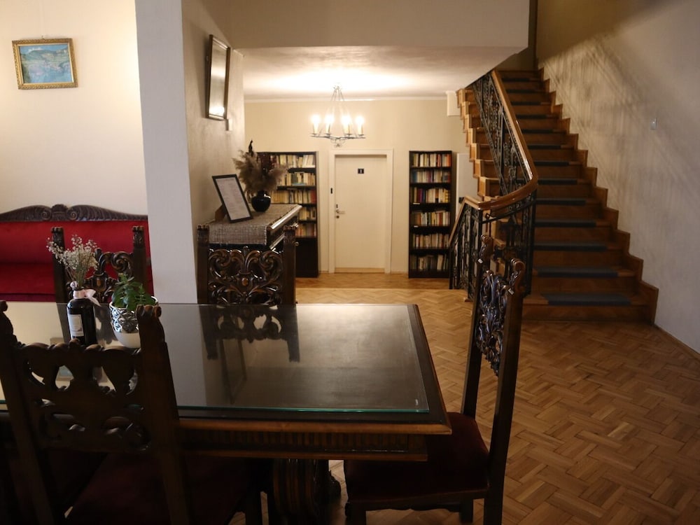Kesletz House