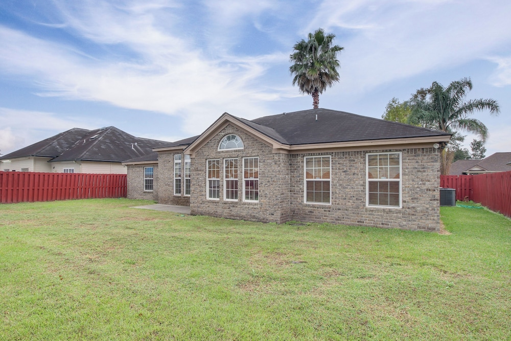 3 Mi to Oglethorpe Mall: Home w/ Fenced Yard!