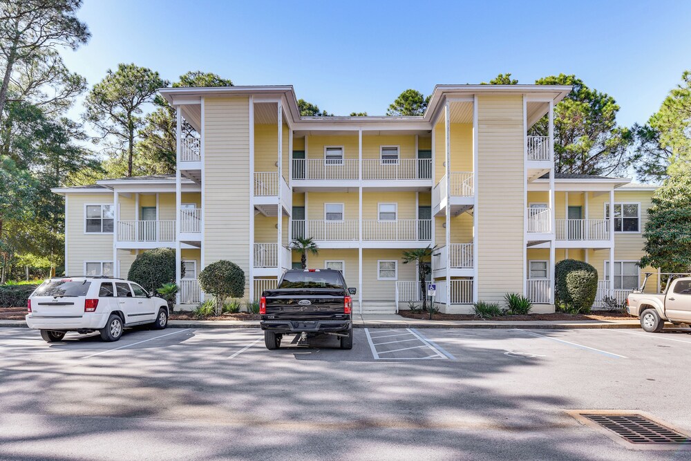 Community Outdoor Pool: Miramar Beach Condo!