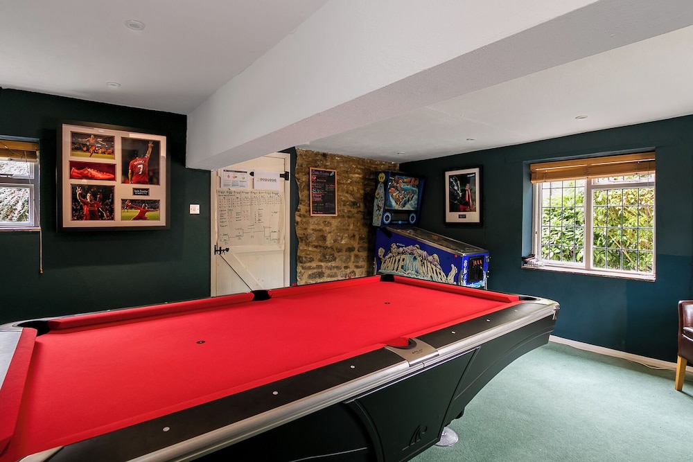 Lovely 5BD Home with Cinema & Games Room