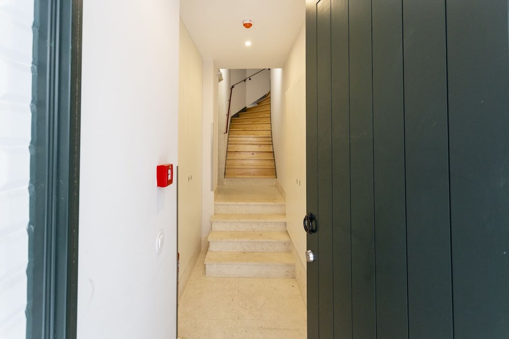 JOIVY Luxurious 2BR Apt w/street view, 2mins to Santa Justa Lift view 3