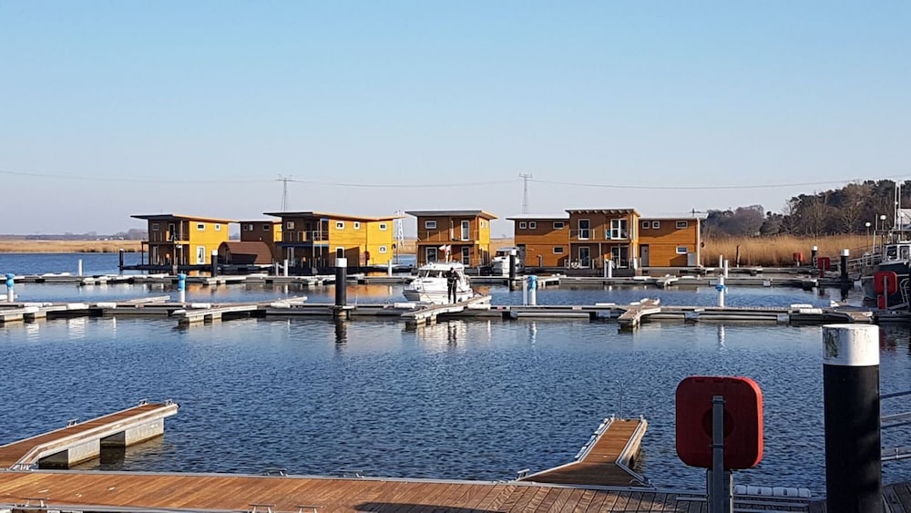 Hausboot in Kroeslin am Bodden