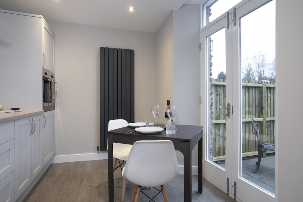 Ferndale s Hideaway - 1 Bedroom Spacious Apartment - Central Ambleside - Parking view 2