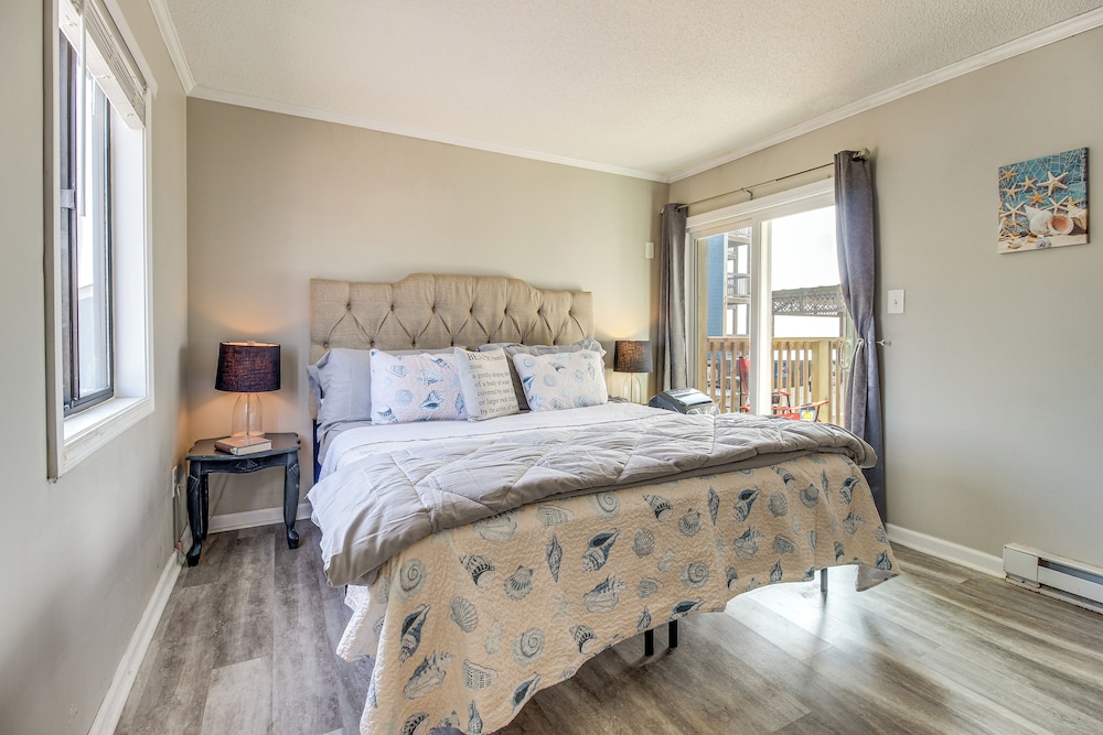 Walk to Ocean: North Topsail Beach Gem w/ Balcony!