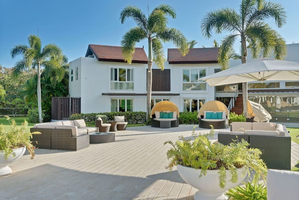 Luxurious 8-bedroom Dreamy Villa