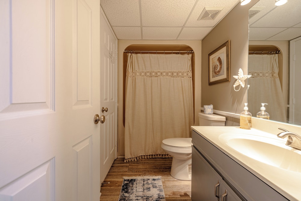 2BR Condo in Edgewater Resort With Golf, Tennis, Pools & Free Tram Service!