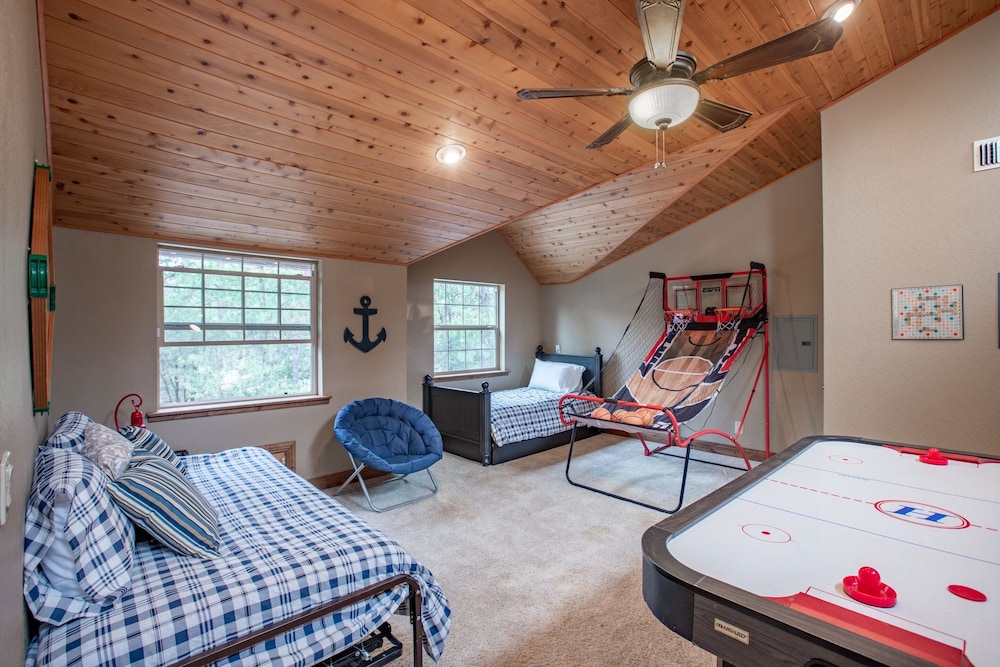 Mountain Retreat with Hot Tub Pool Table - Just over 1 hour to Squaw Valley Resort! by RedAwning - Property Image 25