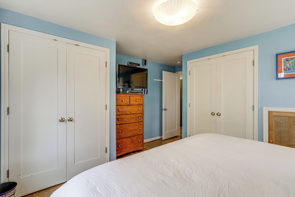 6 Mi to Dtwn Seattle: Walkable Home w/ Hot Tub