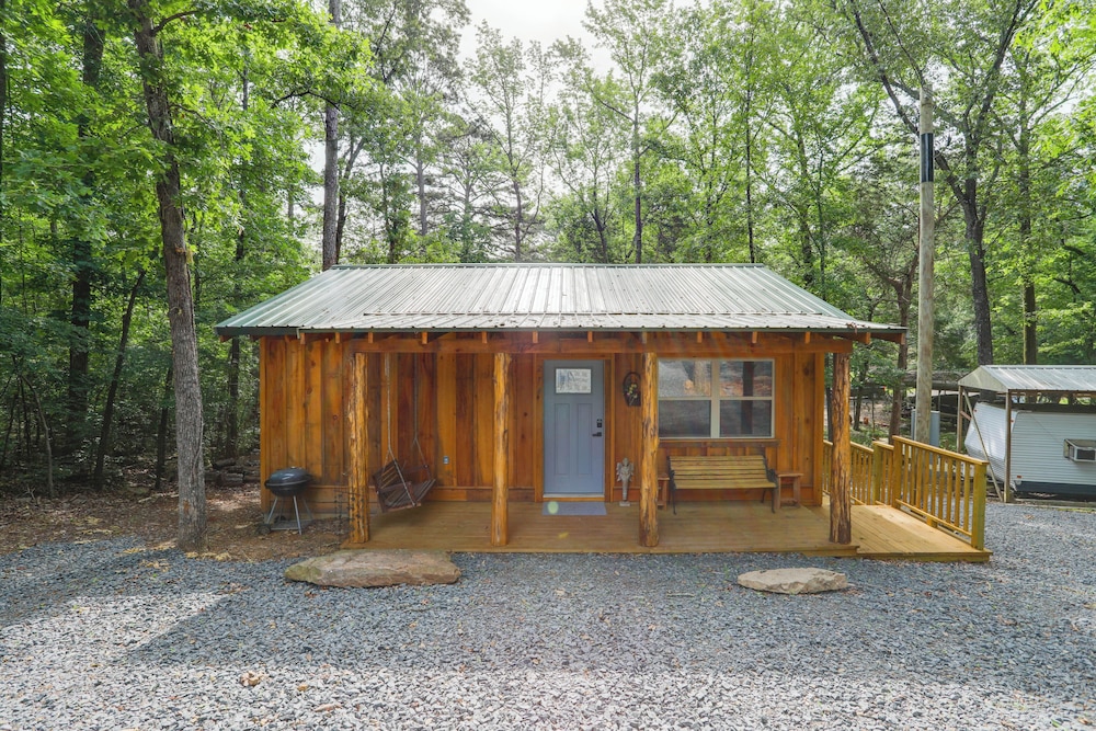 < 1 Mi to Devils Fork Recreation Area: Cozy Cabin!