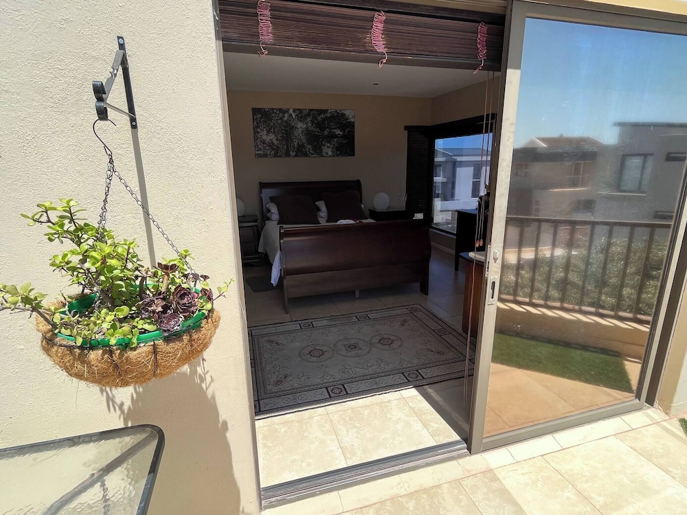 Whispering Waves - Serene Langebaan Getaway With Breathtaking Views