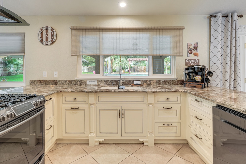 Outdoor Kitchen & Patio! Central Valley Hacienda