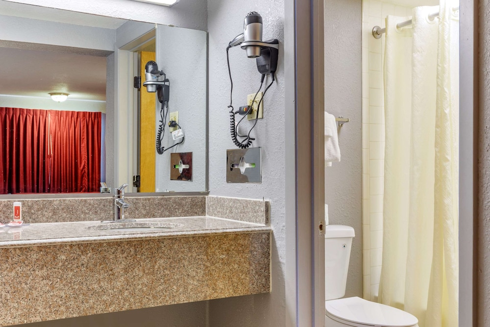 Wichita Falls Vacations - Econo Lodge Wichita Falls Downtown - Property Image 7