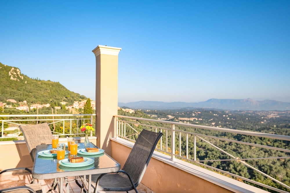 Villa Tzintzola in Kato Garouna