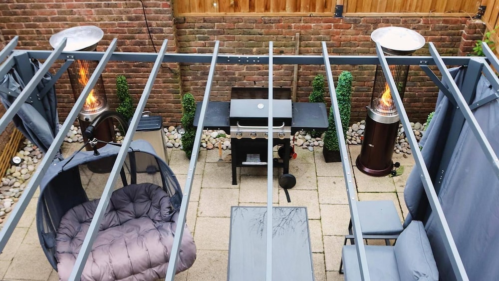 Housesleep14-freep-garden-bbq-patio-pooltable