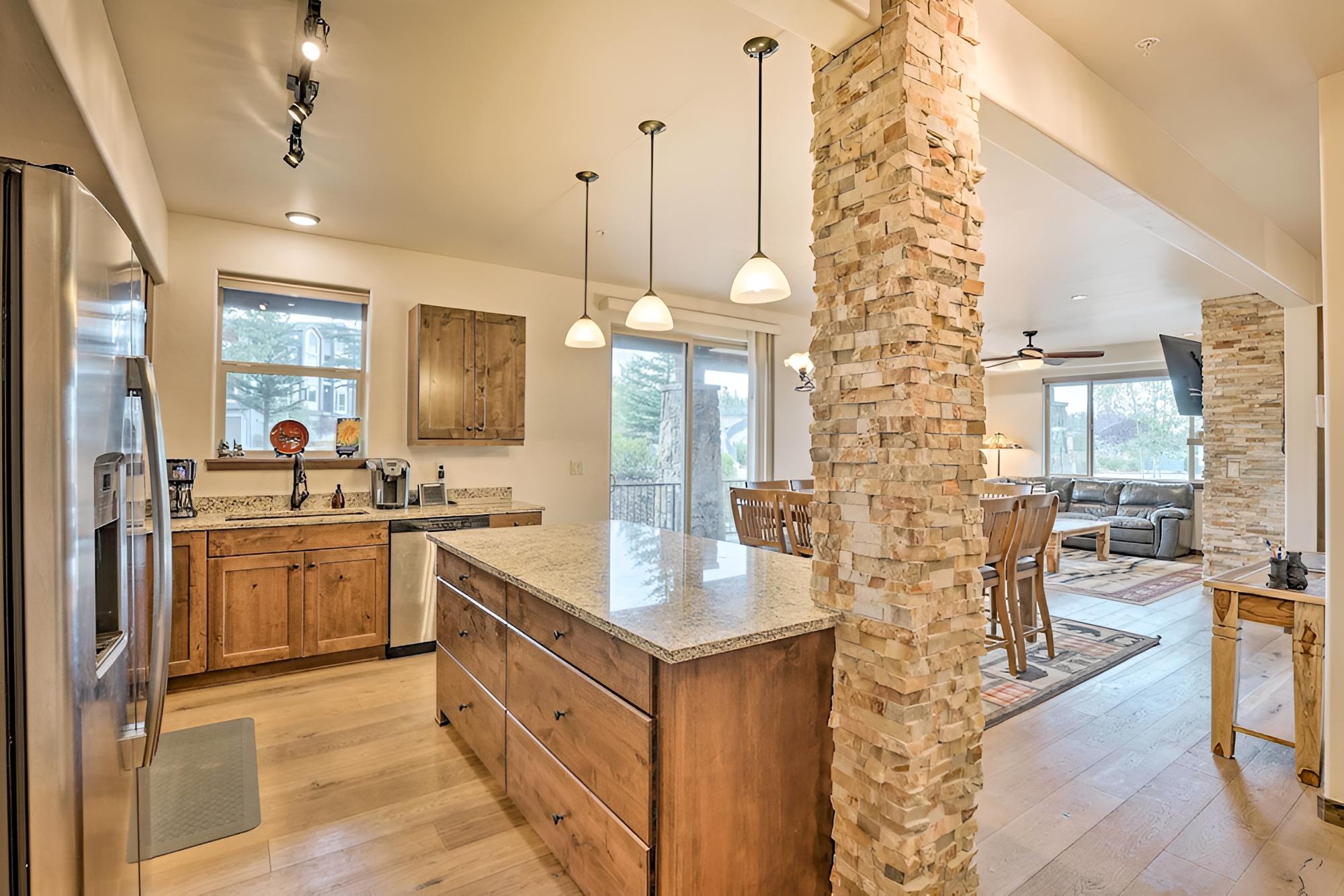 Mtn-view Condo: Walk to Main St & 4 Mi to Ski view 4