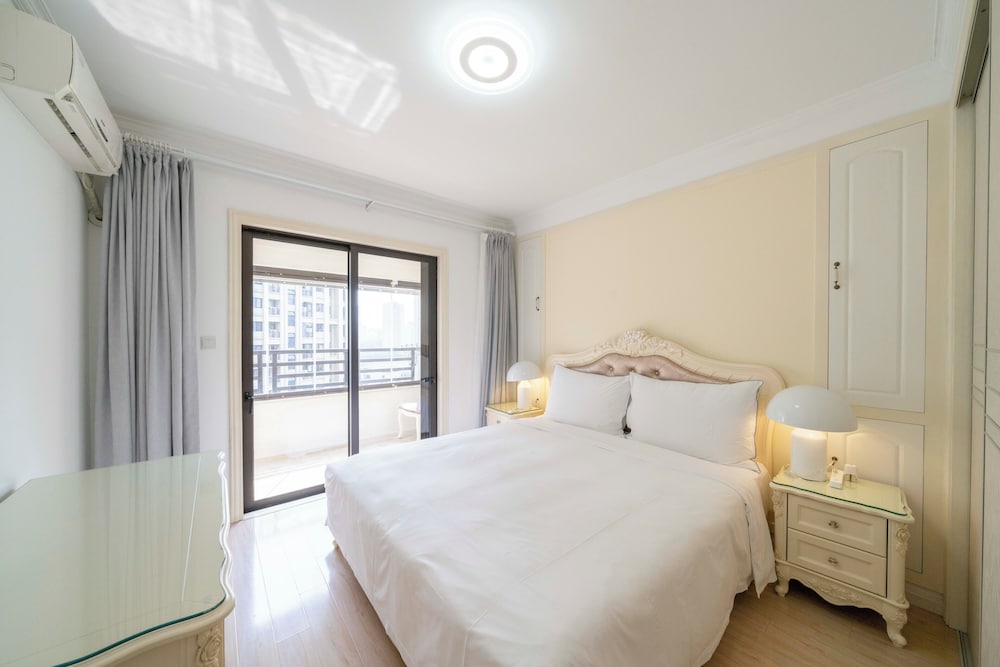 Tyms 2BR APT Xujiahui Dacheng Residence