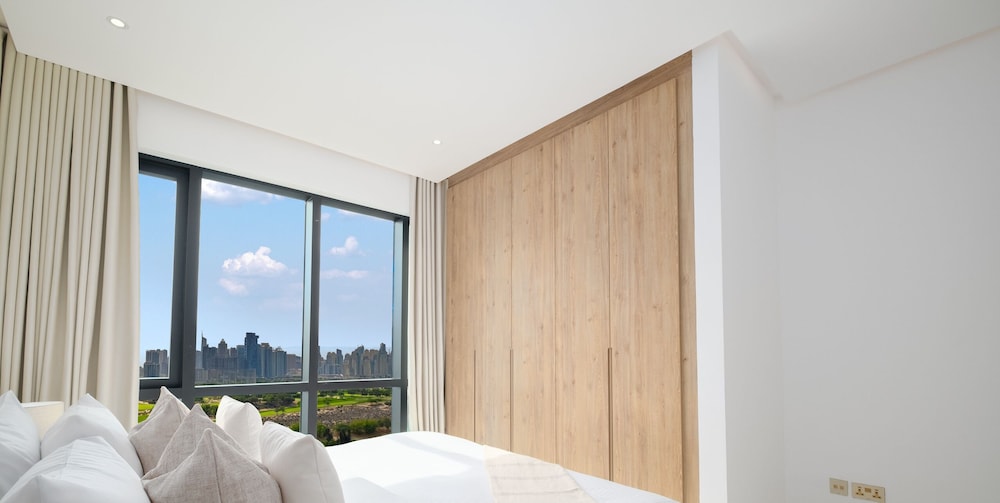 LUX The Modern Golf Skyline Suite