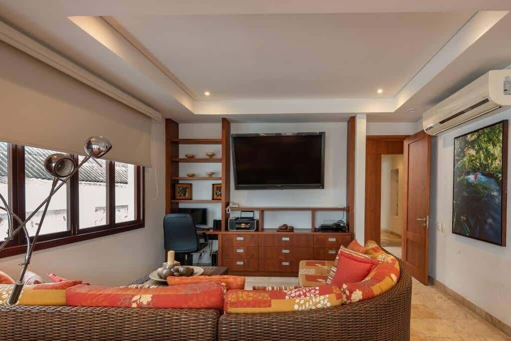 Luxury Apartment– Private Pool & Rooftop Jacuzzi