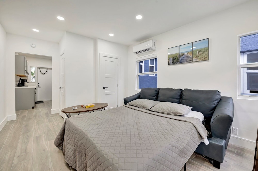 2BR 1BA off Las Olas Steps to Beach