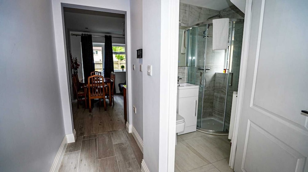 Modern 4-Bedroom Home with Free Parking