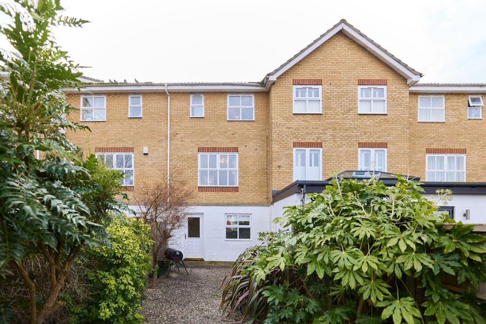 The Guildford Getaway - 3bdr With Garden