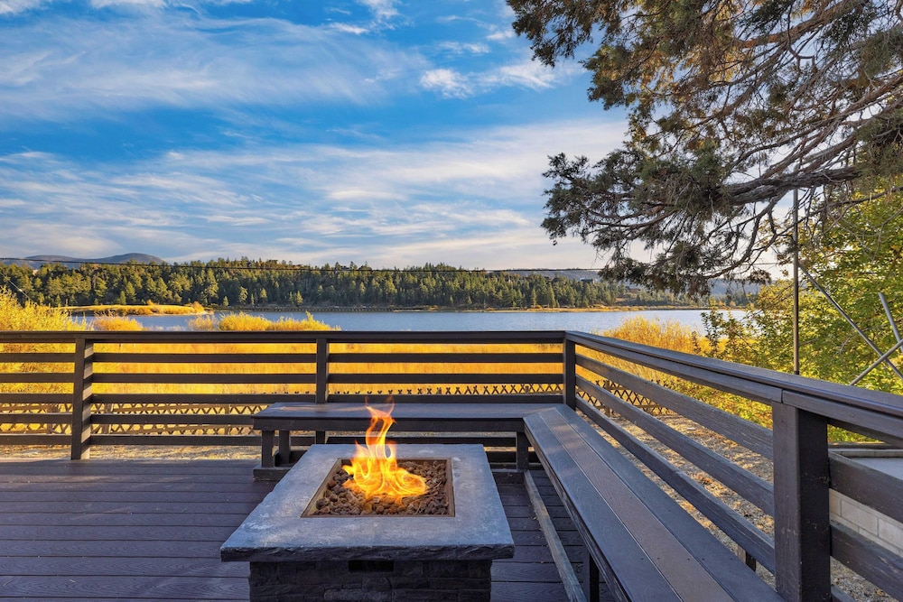 Viewtopia by Avantstay Lakefront Views + Hot Tub